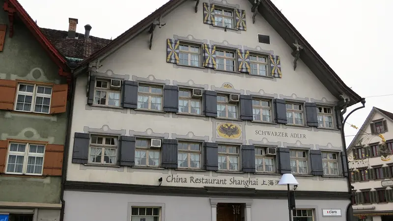 Gasthaus Schwarzer Adler in Gossau mit bemalter Fassade
