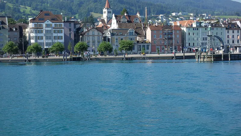 Seepromenade in Rorschach am Bodensee mit Häusern